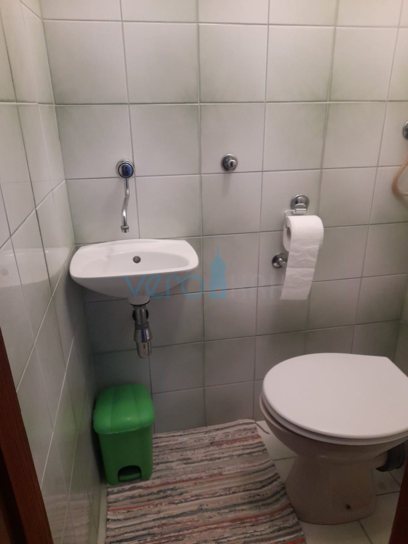 Njivice, otok Krk, dvojna kuća sa 3 apartmana, okućnica, pogled na more, prodaja