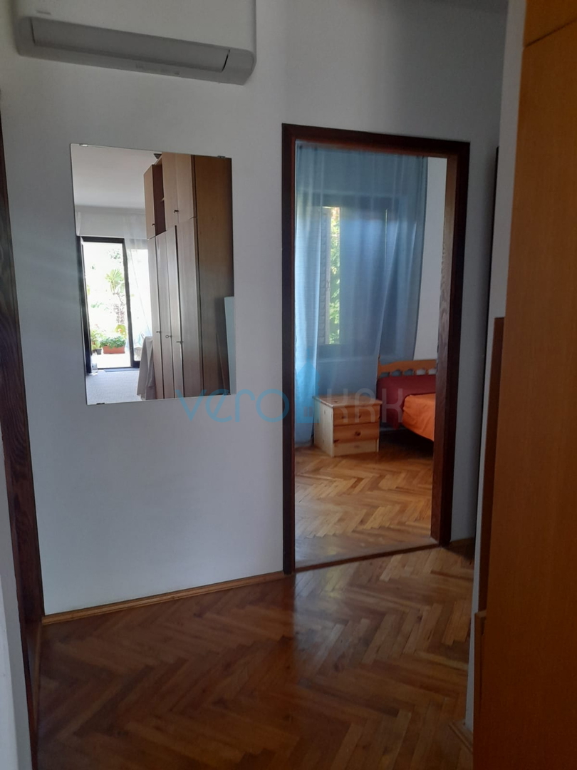 Njivice, otok Krk, dvojna kuća sa 3 apartmana, okućnica, pogled na more, prodaja