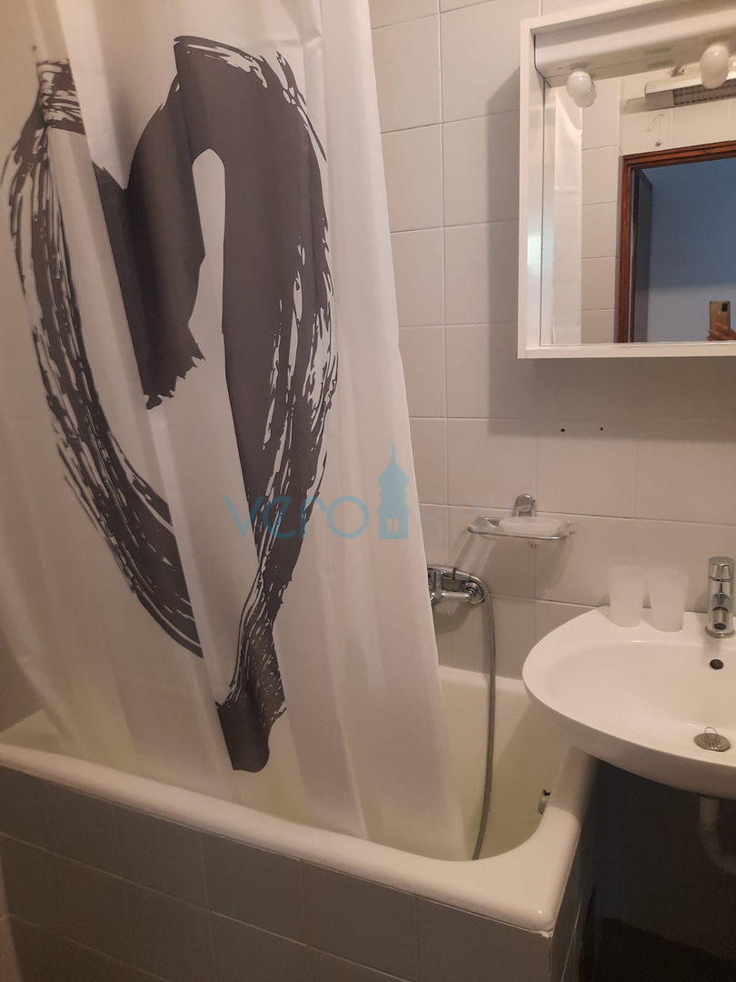 Njivice, otok Krk, dvojna kuća sa 3 apartmana, okućnica, pogled na more, prodaja