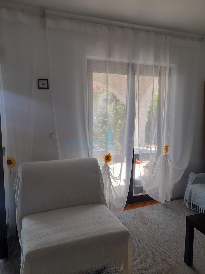 Njivice, otok Krk, dvojna kuća sa 3 apartmana, okućnica, pogled na more, prodaja