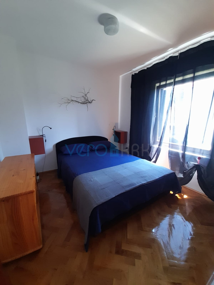 Njivice, otok Krk, dvojna kuća sa 3 apartmana, okućnica, pogled na more, prodaja
