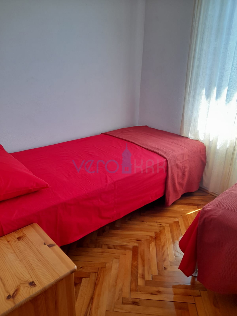 Njivice, otok Krk, dvojna kuća sa 3 apartmana, okućnica, pogled na more, prodaja