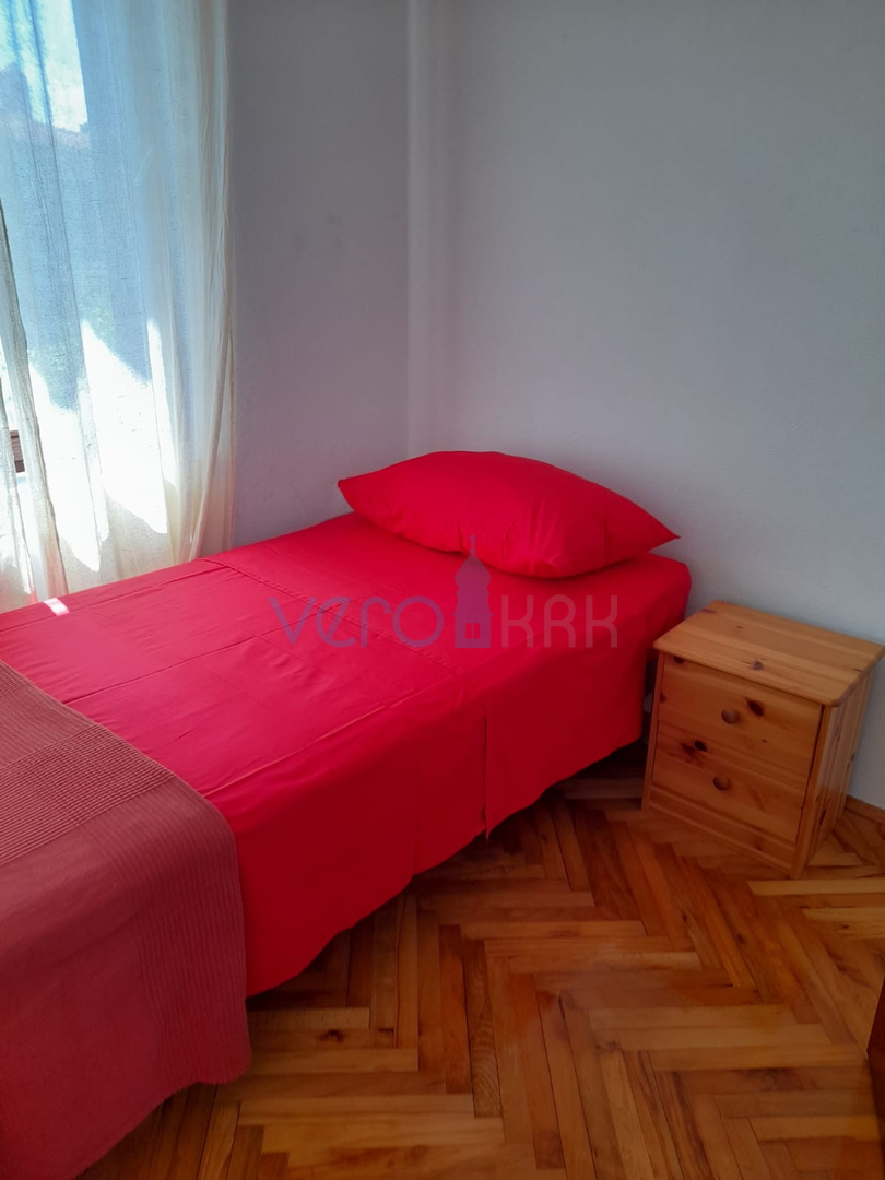 Njivice, otok Krk, dvojna kuća sa 3 apartmana, okućnica, pogled na more, prodaja