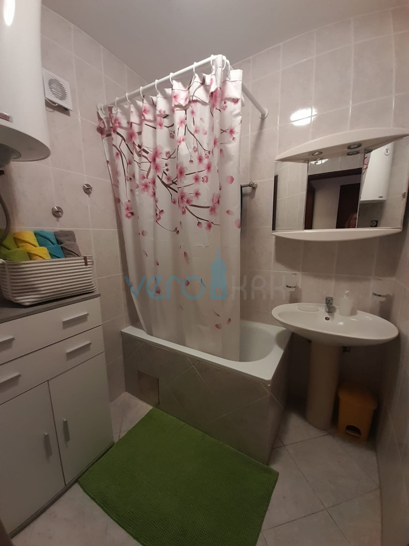 Njivice, otok Krk, dvojna kuća sa 3 apartmana, okućnica, pogled na more, prodaja