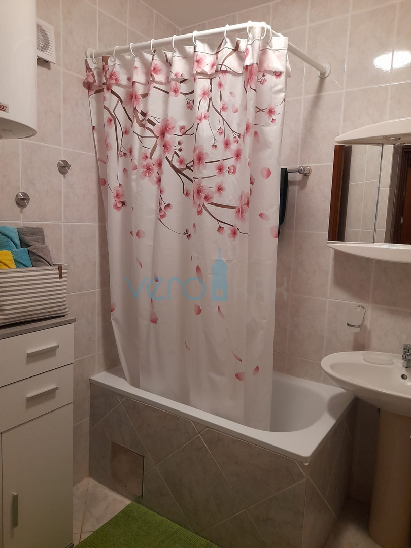 Njivice, otok Krk, dvojna kuća sa 3 apartmana, okućnica, pogled na more, prodaja