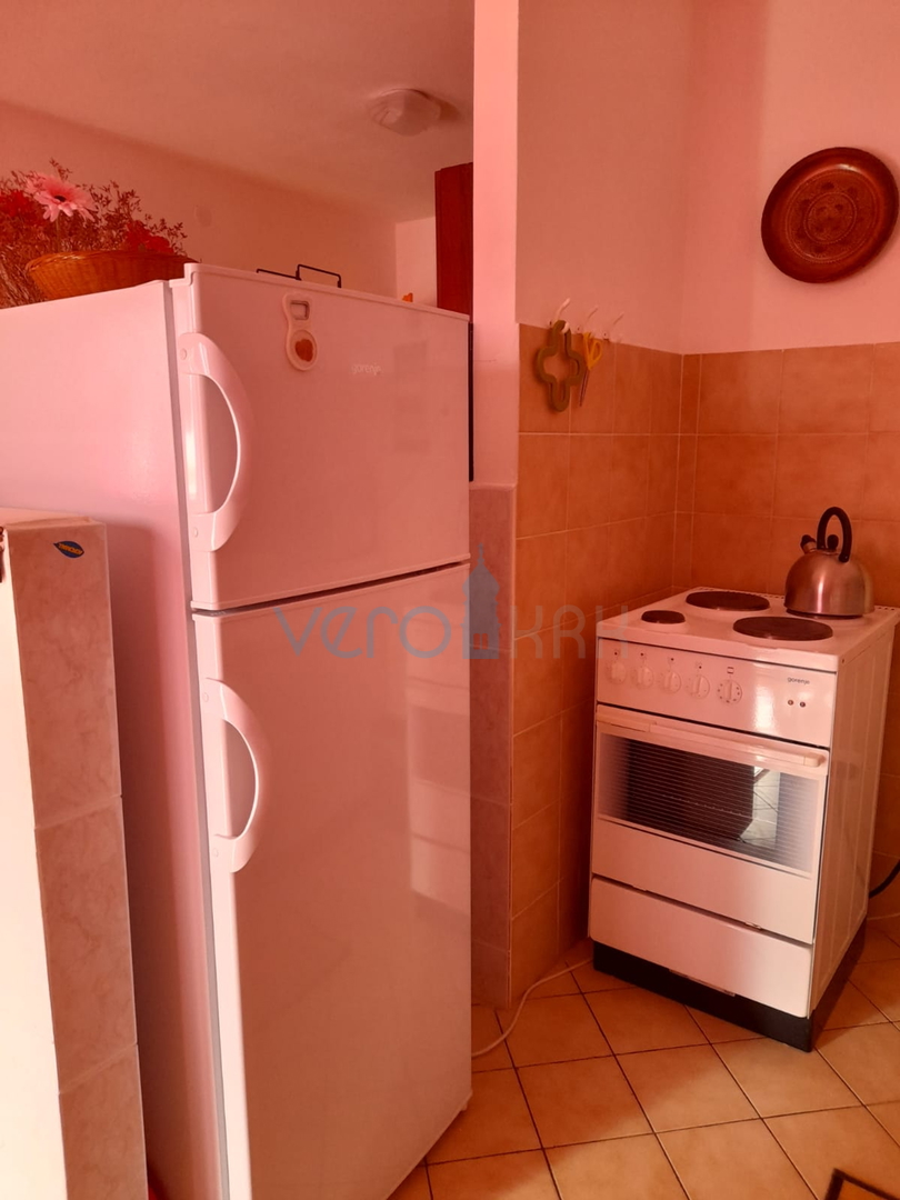 Njivice, otok Krk, dvojna kuća sa 3 apartmana, okućnica, pogled na more, prodaja