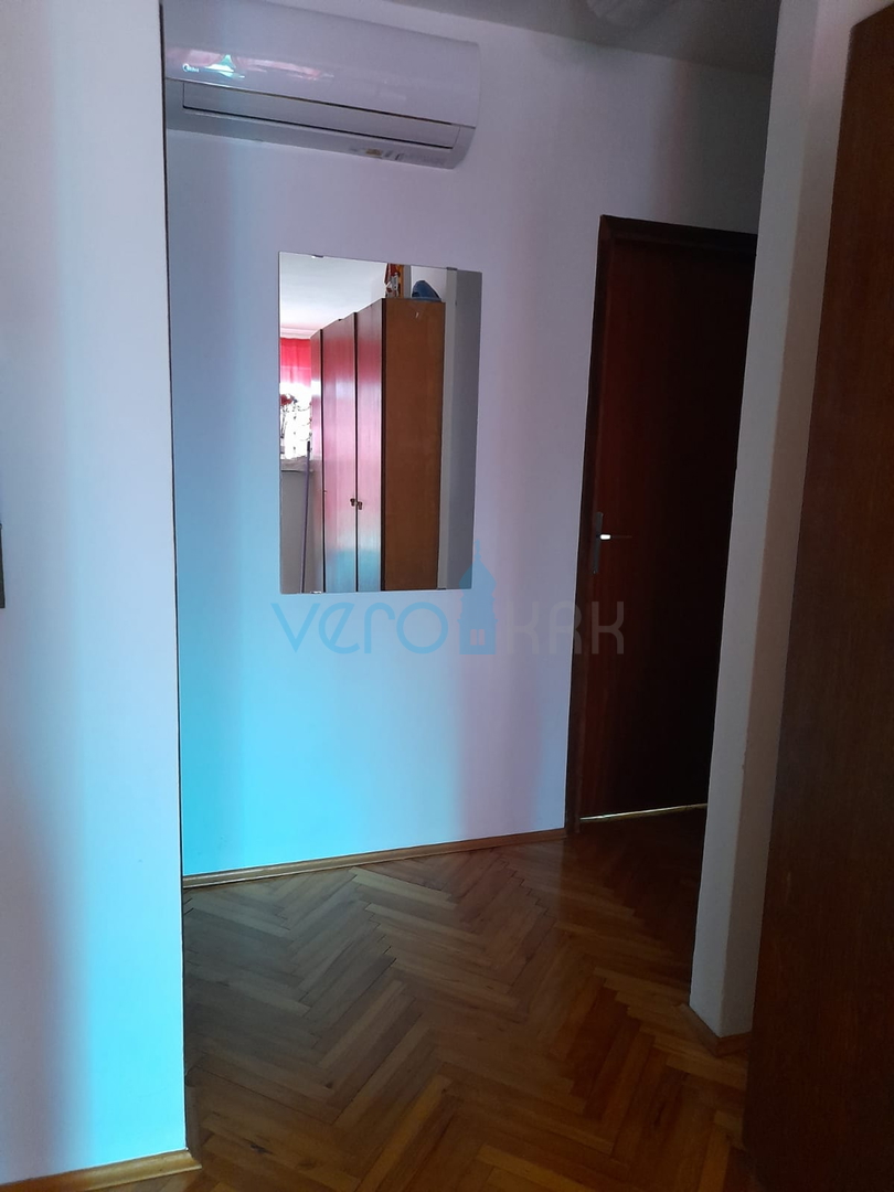 Njivice, otok Krk, dvojna kuća sa 3 apartmana, okućnica, pogled na more, prodaja