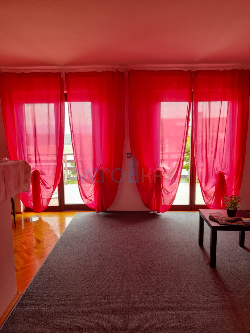 Njivice, otok Krk, dvojna kuća sa 3 apartmana, okućnica, pogled na more, prodaja