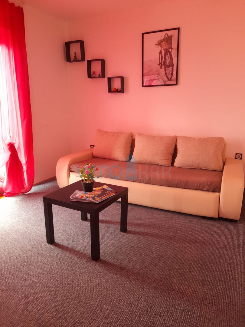 Njivice, otok Krk, dvojna kuća sa 3 apartmana, okućnica, pogled na more, prodaja