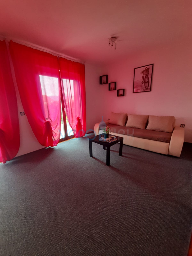 Njivice, otok Krk, dvojna kuća sa 3 apartmana, okućnica, pogled na more, prodaja