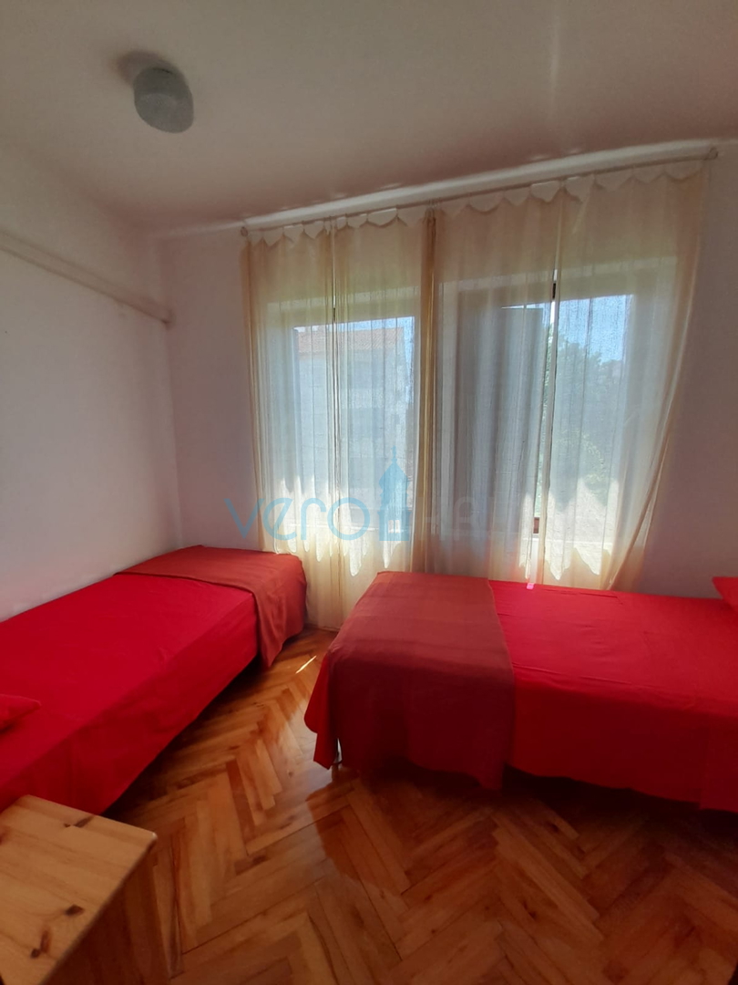 Njivice, otok Krk, dvojna kuća sa 3 apartmana, okućnica, pogled na more, prodaja