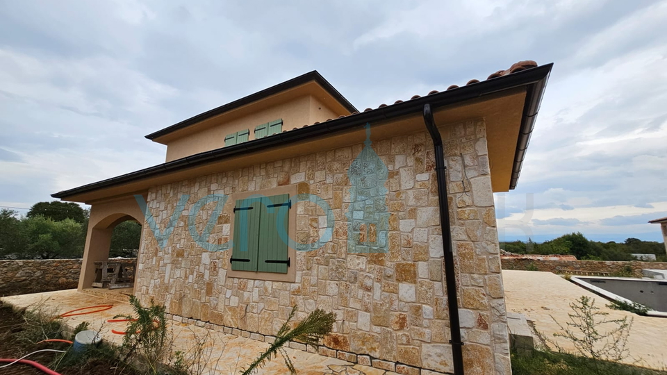 Otok Krk, grad Krk, okolica, Samostojeća vila 228m2 sa bazenom i okućnicom, prodaja