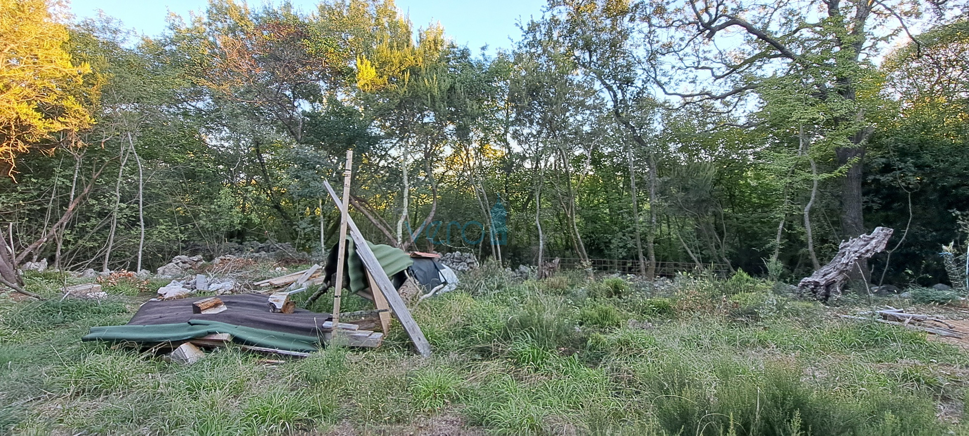 Otok Krk, Vrbnik, okolica, građevinsko zemljište 885 m2 sa građevinskom dozvolom, prodaja