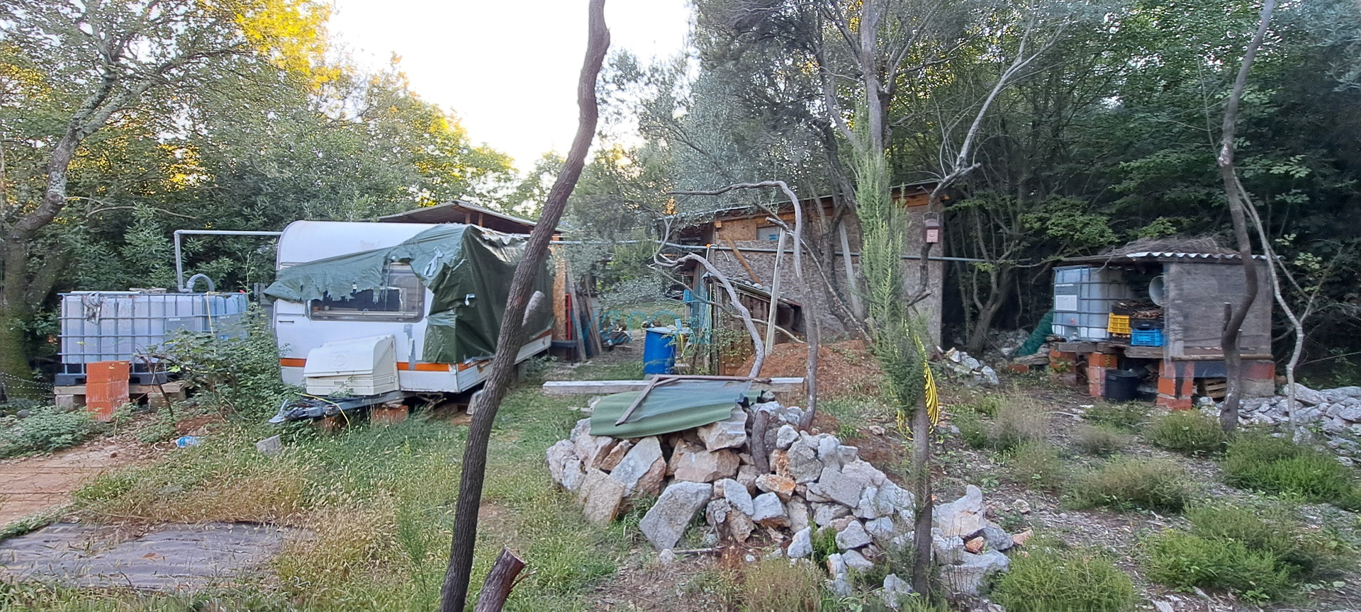 Otok Krk, Vrbnik, okolica, građevinsko zemljište 885 m2 sa građevinskom dozvolom, prodaja