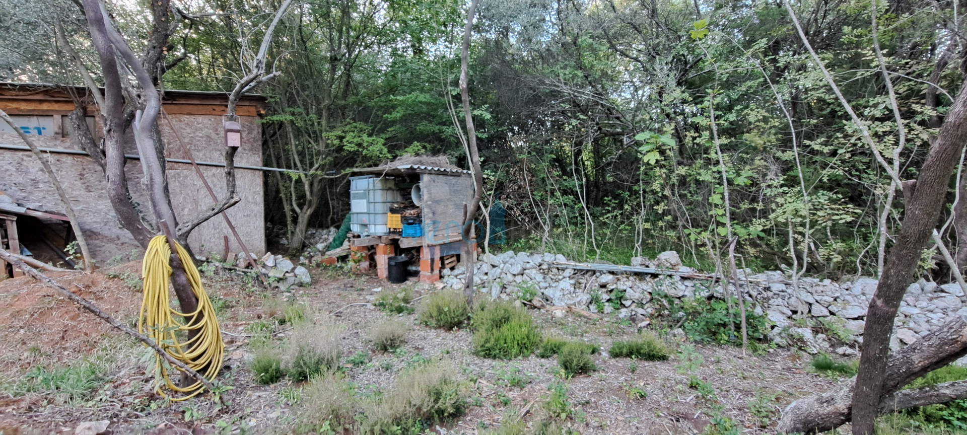 Otok Krk, Vrbnik, okolica, građevinsko zemljište 885 m2 sa građevinskom dozvolom, prodaja