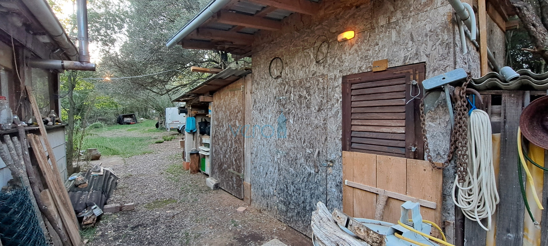 Otok Krk, Vrbnik, okolica, građevinsko zemljište 885 m2 sa građevinskom dozvolom, prodaja