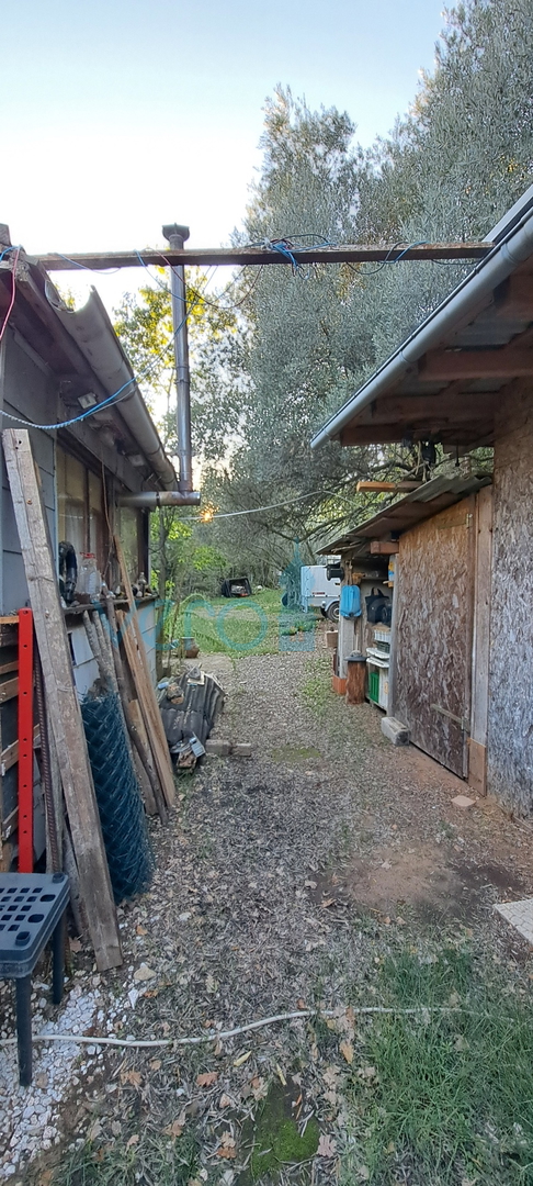 Otok Krk, Vrbnik, okolica, građevinsko zemljište 885 m2 sa građevinskom dozvolom, prodaja