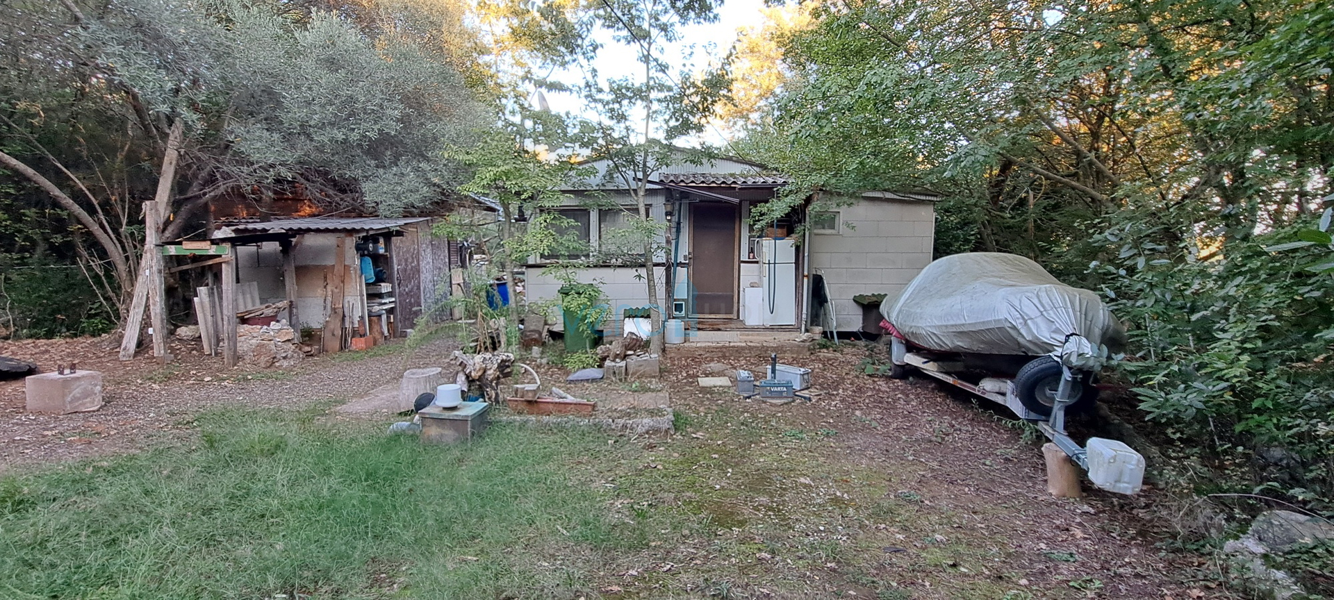 Otok Krk, Vrbnik, okolica, građevinsko zemljište 885 m2 sa građevinskom dozvolom, prodaja