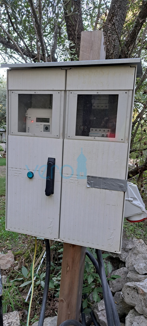 Otok Krk, Vrbnik, okolica, građevinsko zemljište 885 m2 sa građevinskom dozvolom, prodaja