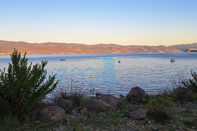 Insel Krk, Vrbnik, Umgebung, Baugrundstück 885 m2 mit Baugenehmigung, zu verkaufen