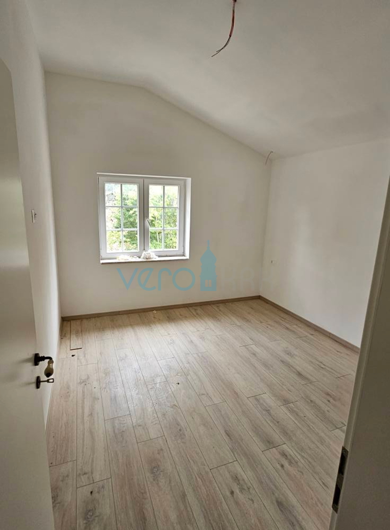 Vrbnik, Risika, Dvojna kuća 150m2 sa bazenom, prodaja