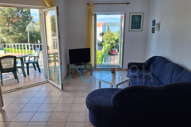 Insel Krk, Malinska, Umgebung, Zweizimmerwohnung 59 m2, Teilblick, Terrasse, zu verkaufen