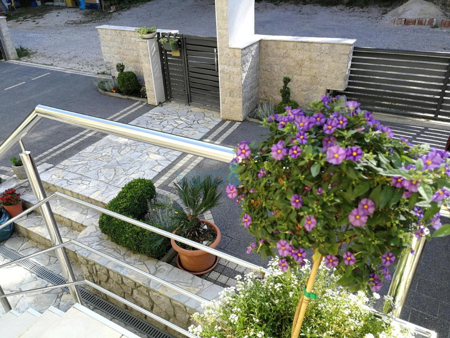 Otok Krk, Omišalj, Samostojeća kuća sa 4 apartmana, okućnicom i pogledom, 100m od plaže, prodaja