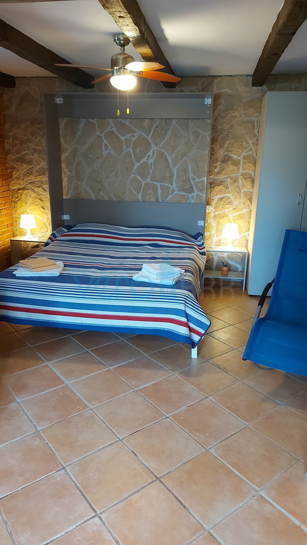 Otok Krk, Omišalj, Samostojeća kuća sa 4 apartmana, okućnicom i pogledom, 100m od plaže, prodaja
