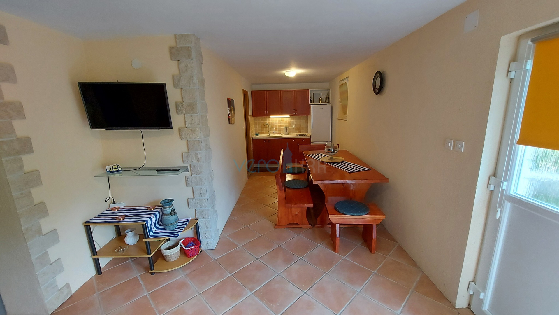 Otok Krk, Omišalj, Samostojeća kuća sa 4 apartmana, okućnicom i pogledom, 100m od plaže, prodaja