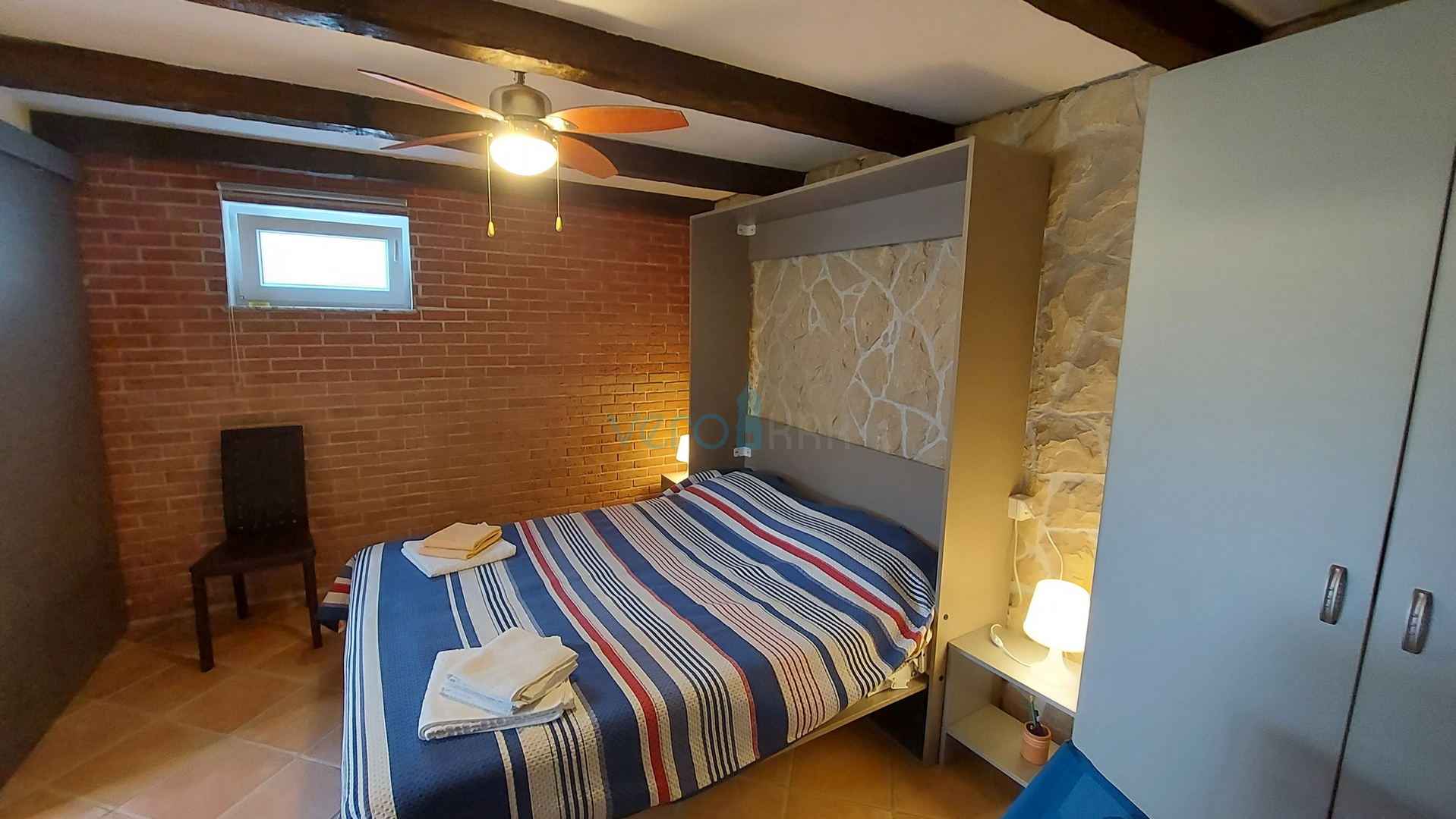 Otok Krk, Omišalj, Samostojeća kuća sa 4 apartmana, okućnicom i pogledom, 100m od plaže, prodaja