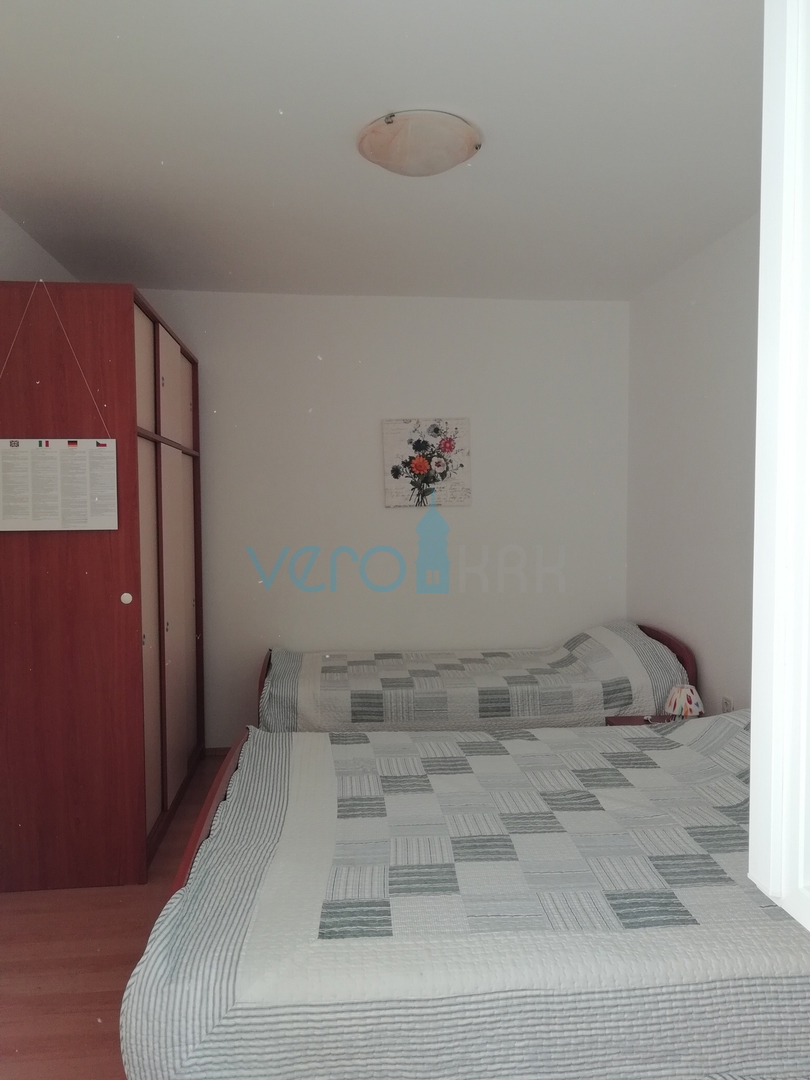 Otok Krk, Omišalj, Samostojeća kuća sa 4 apartmana, okućnicom i pogledom, 100m od plaže, prodaja