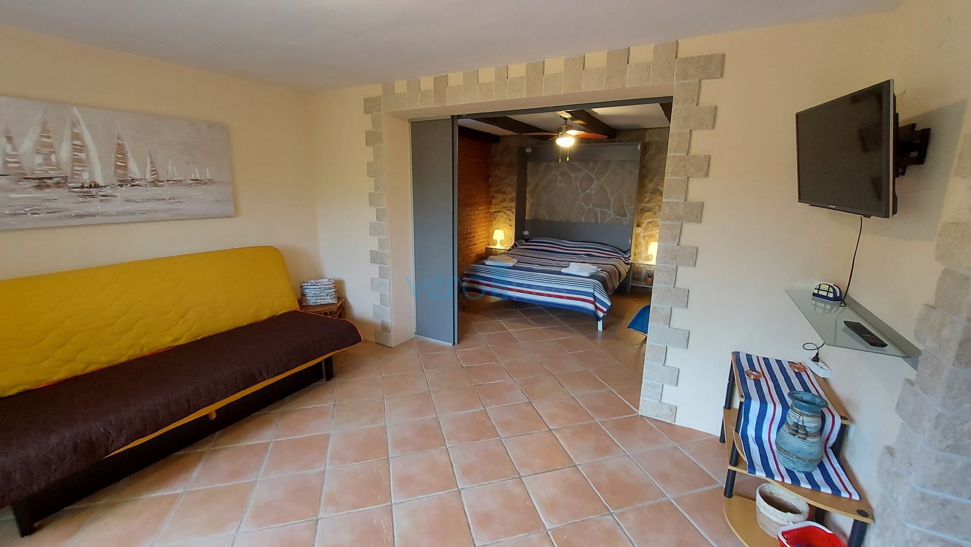 Otok Krk, Omišalj, Samostojeća kuća sa 4 apartmana, okućnicom i pogledom, 100m od plaže, prodaja