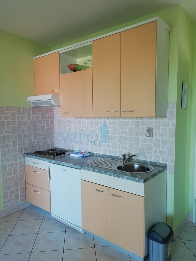 Otok Krk, Omišalj, Samostojeća kuća sa 4 apartmana, okućnicom i pogledom, 100m od plaže, prodaja