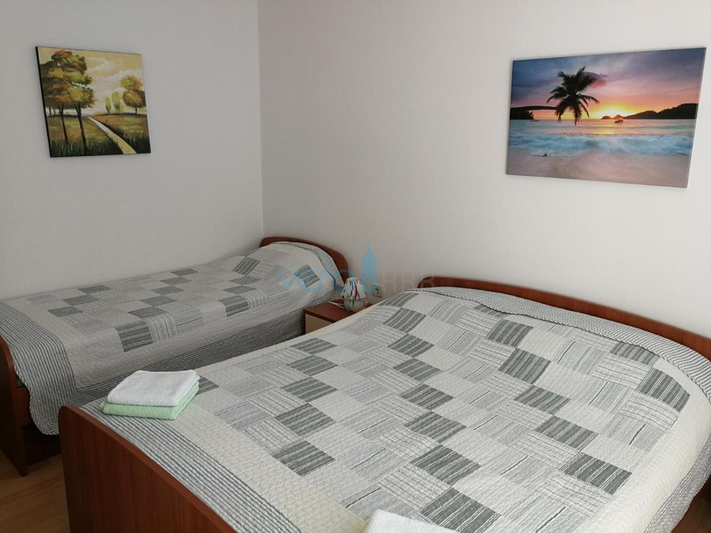 Otok Krk, Omišalj, Samostojeća kuća sa 4 apartmana, okućnicom i pogledom, 100m od plaže, prodaja