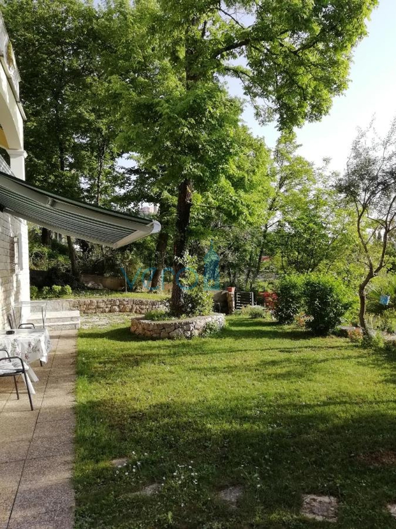 Otok Krk, Omišalj, Samostojeća kuća sa 4 apartmana, okućnicom i pogledom, 100m od plaže, prodaja