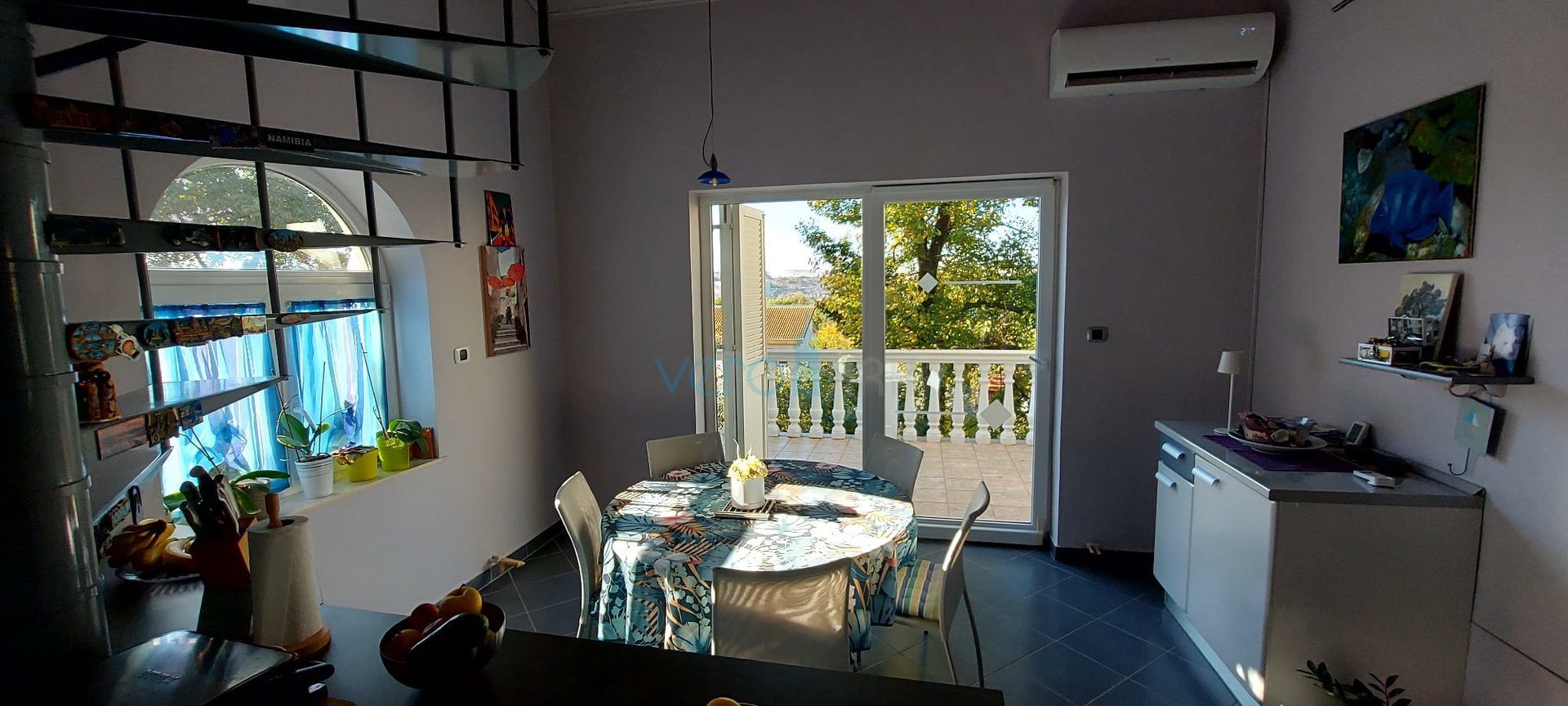 Otok Krk, Omišalj, Samostojeća kuća sa 4 apartmana, okućnicom i pogledom, 100m od plaže, prodaja