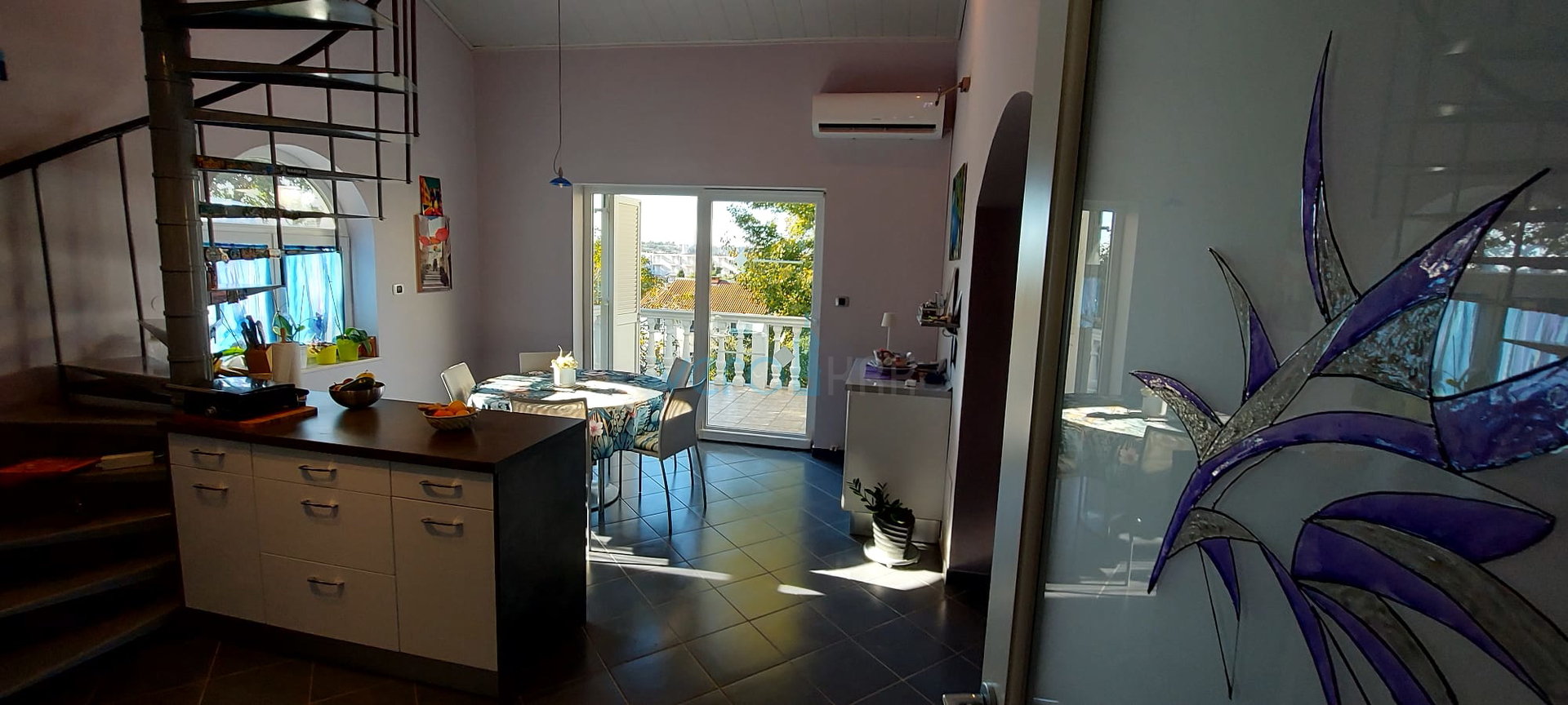 Otok Krk, Omišalj, Samostojeća kuća sa 4 apartmana, okućnicom i pogledom, 100m od plaže, prodaja