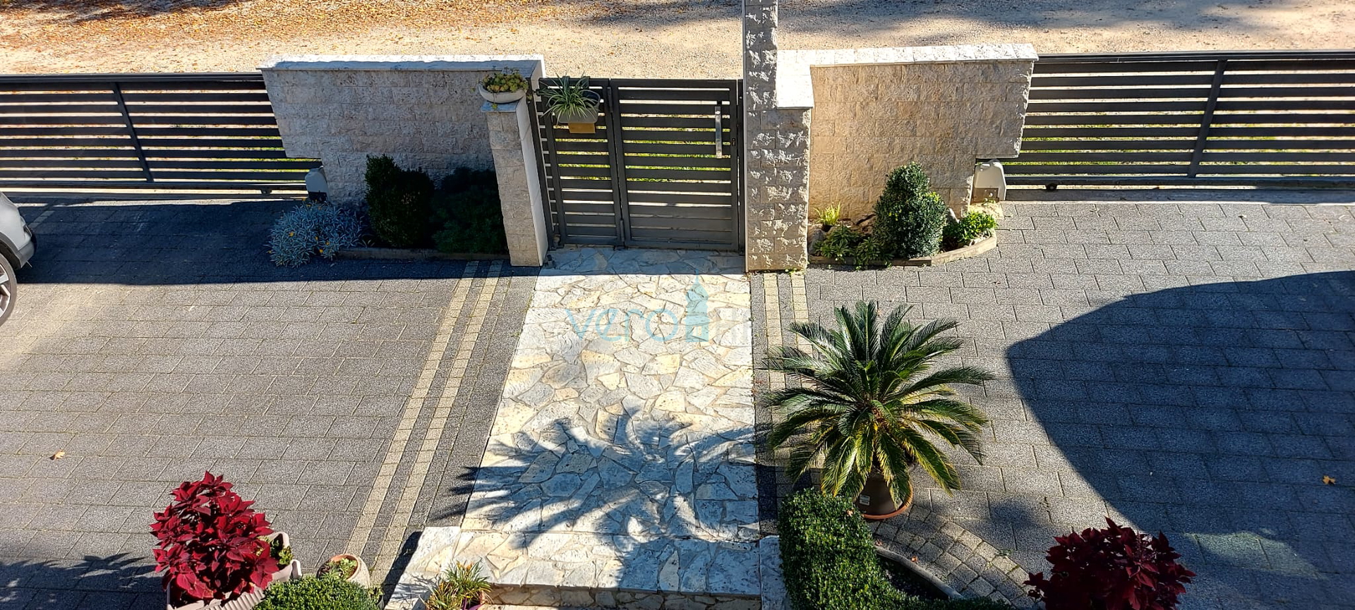 Otok Krk, Omišalj, Samostojeća kuća sa 4 apartmana, okućnicom i pogledom, 100m od plaže, prodaja