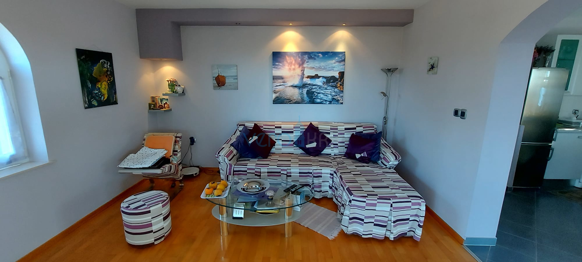 Otok Krk, Omišalj, Samostojeća kuća sa 4 apartmana, okućnicom i pogledom, 100m od plaže, prodaja