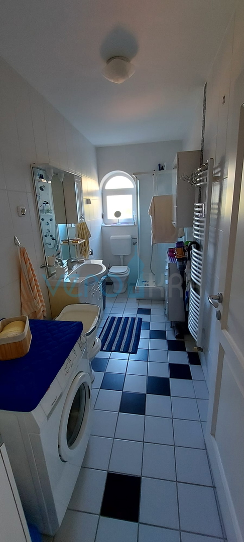 Otok Krk, Omišalj, Samostojeća kuća sa 4 apartmana, okućnicom i pogledom, 100m od plaže, prodaja