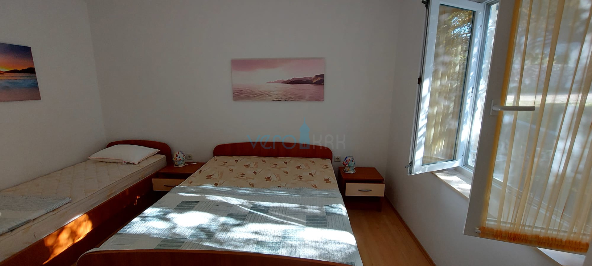Otok Krk, Omišalj, Samostojeća kuća sa 4 apartmana, okućnicom i pogledom, 100m od plaže, prodaja