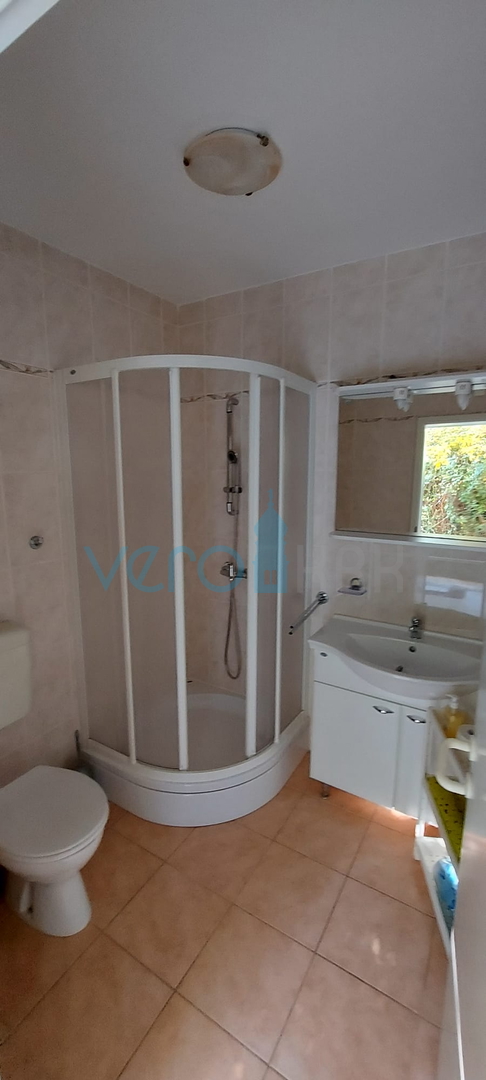 Otok Krk, Omišalj, Samostojeća kuća sa 4 apartmana, okućnicom i pogledom, 100m od plaže, prodaja