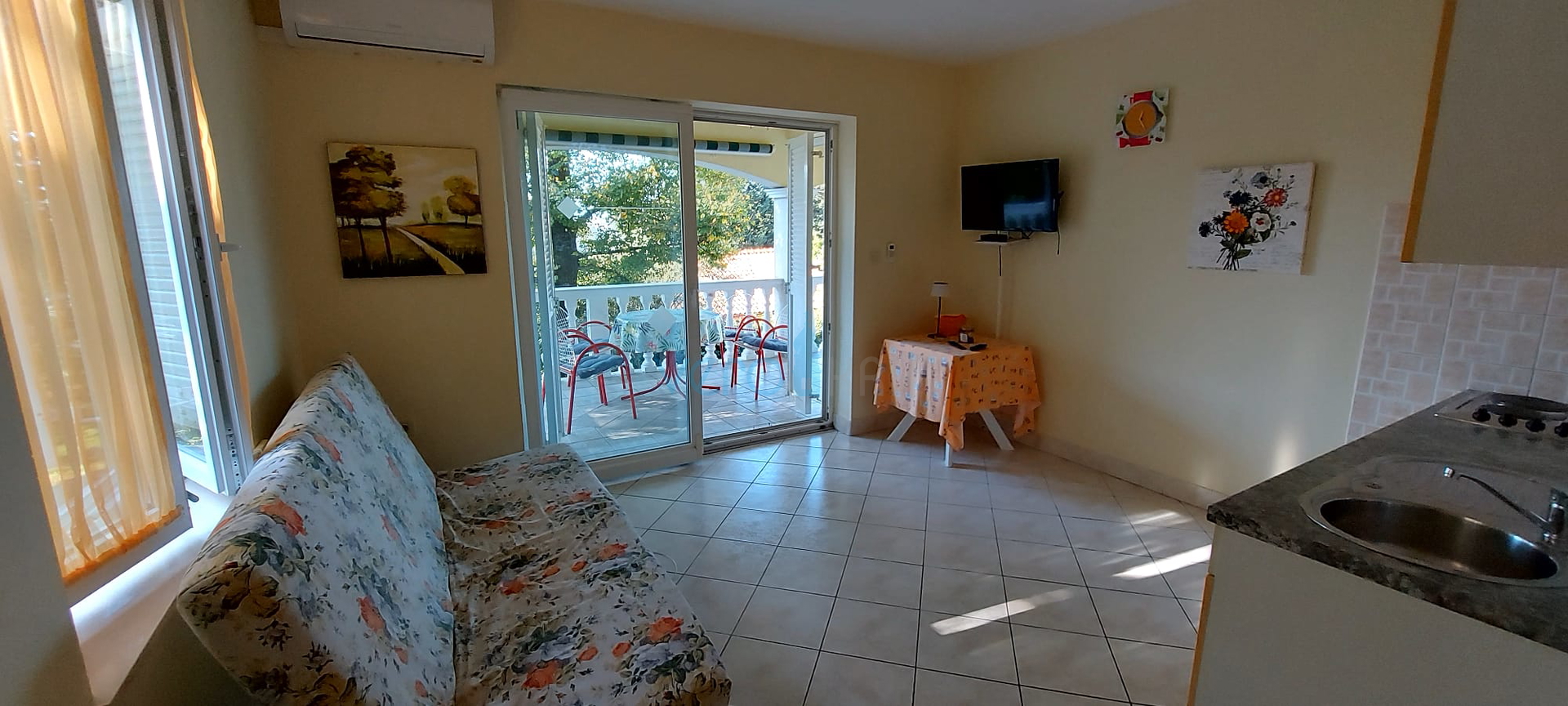 Otok Krk, Omišalj, Samostojeća kuća sa 4 apartmana, okućnicom i pogledom, 100m od plaže, prodaja