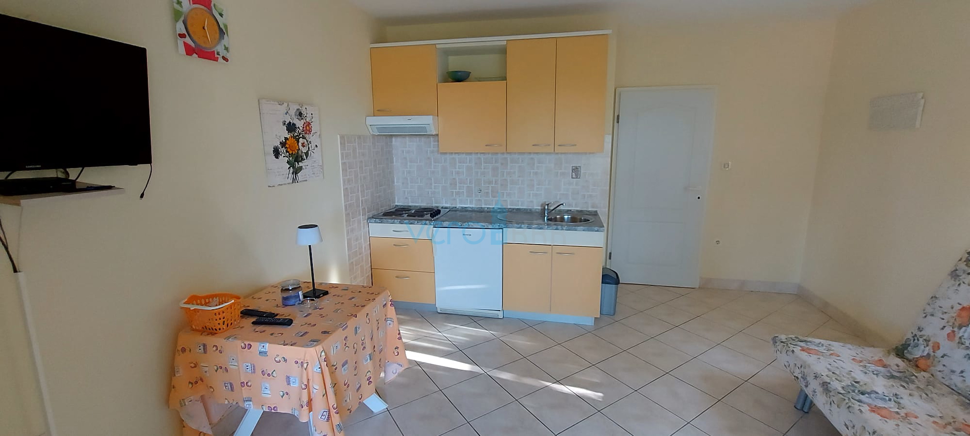 Otok Krk, Omišalj, Samostojeća kuća sa 4 apartmana, okućnicom i pogledom, 100m od plaže, prodaja