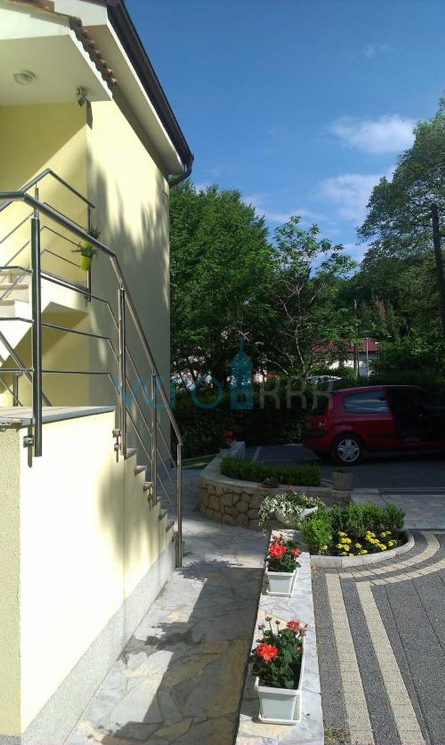 Otok Krk, Omišalj, Samostojeća kuća sa 4 apartmana, okućnicom i pogledom, 100m od plaže, prodaja