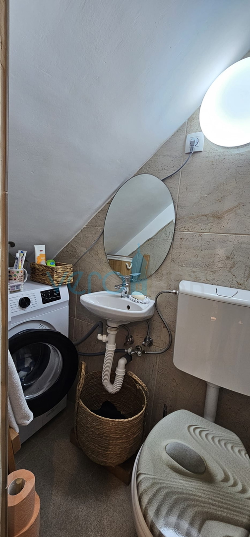 Krk, Punat, Renoviran i uređen stan 29 m2 u staroj jezgri grada na 1. katu, prodaja