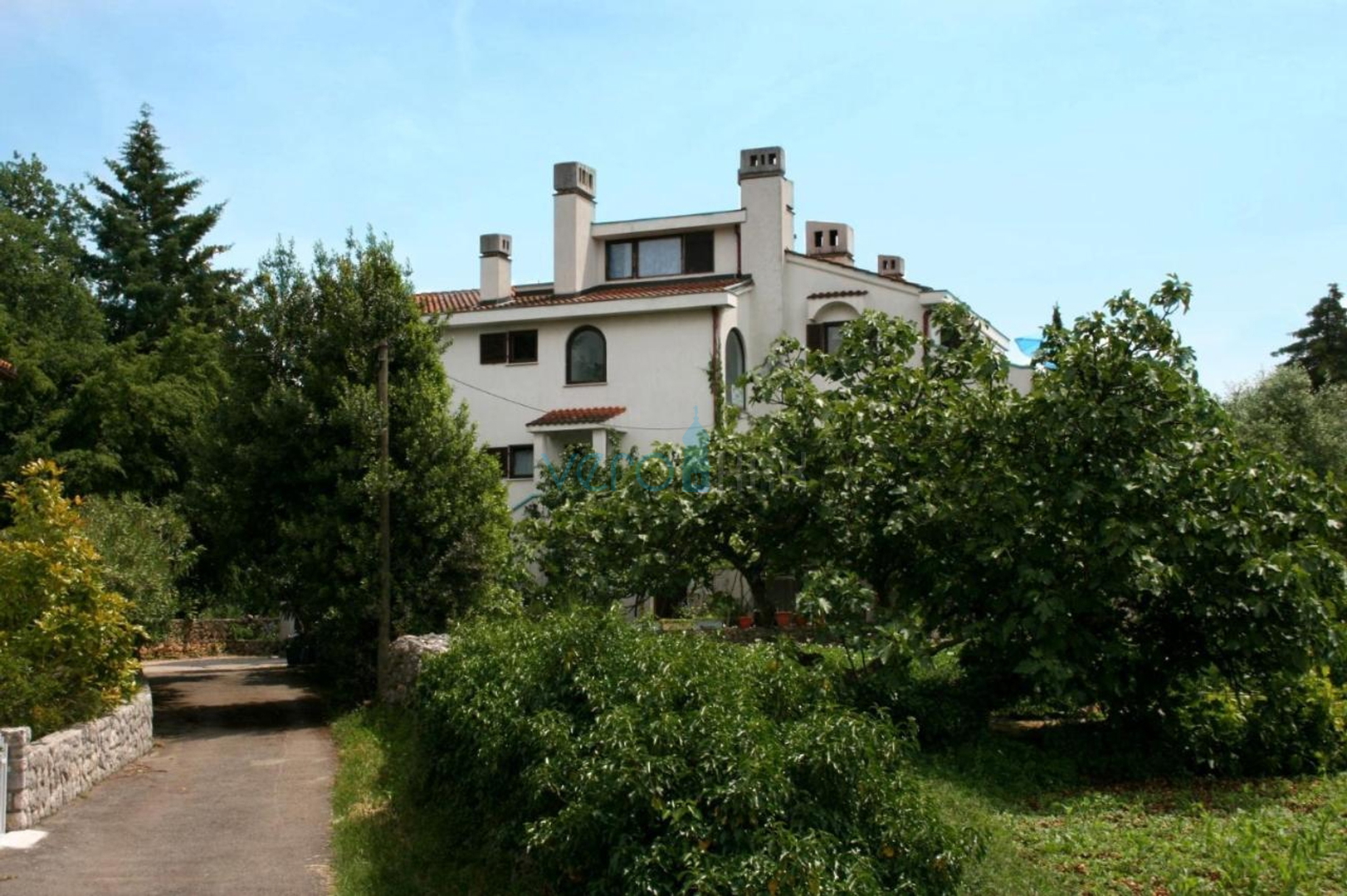 Island Krk, Malinska, Detached apartment house with 7 units, 450m to the sea, for sale