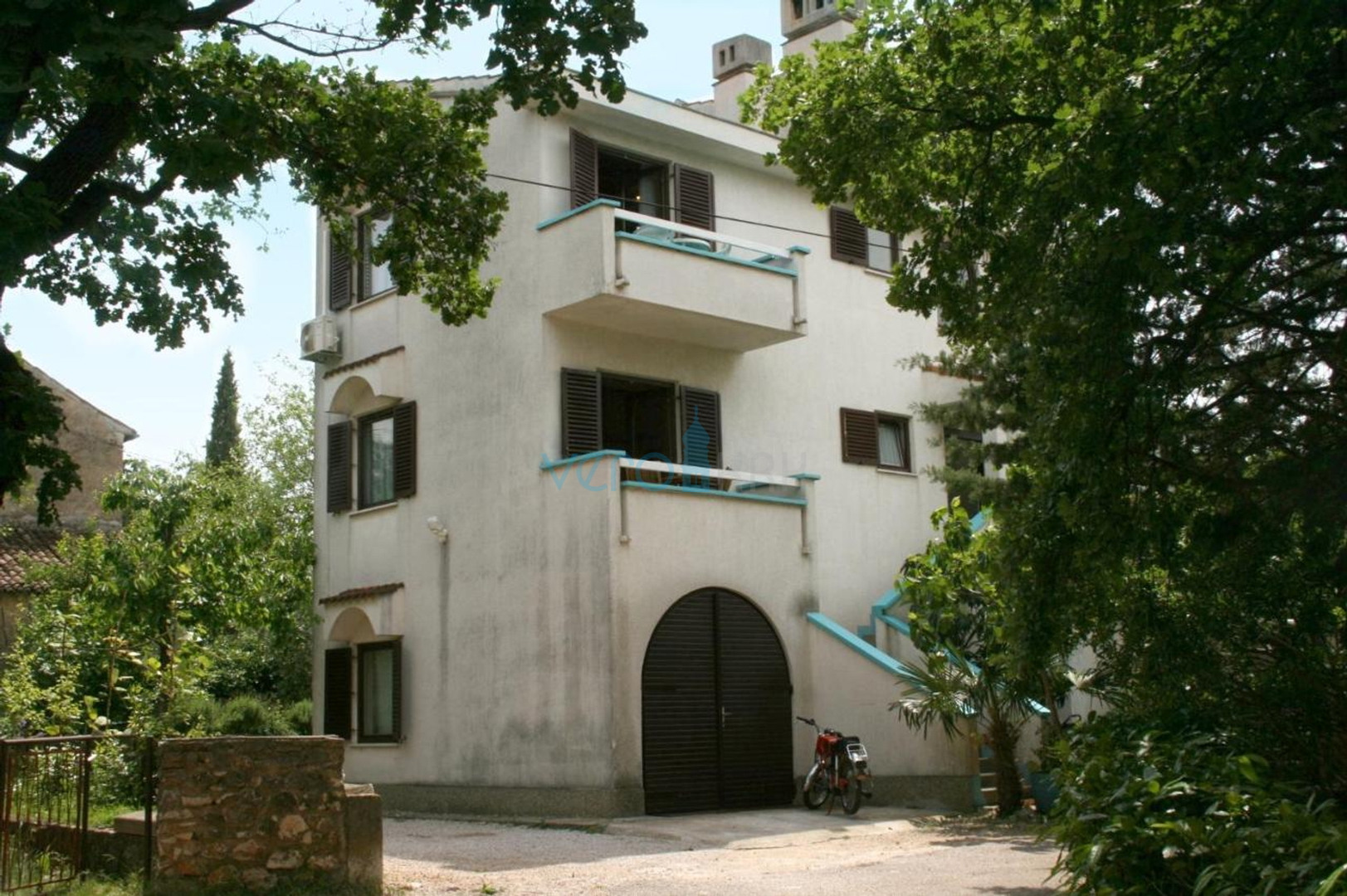 Island Krk, Malinska, Detached apartment house with 7 units, 450m to the sea, for sale