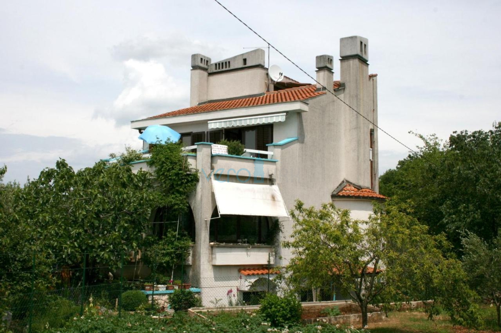 Island Krk, Malinska, Detached apartment house with 7 units, 450m to the sea, for sale