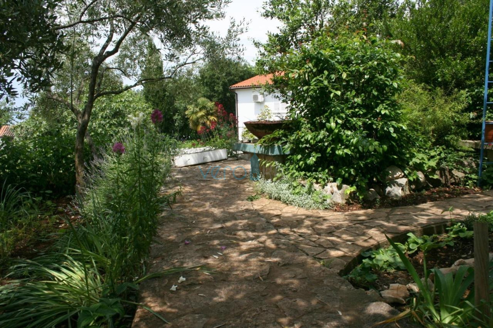 Island Krk, Malinska, Detached apartment house with 7 units, 450m to the sea, for sale